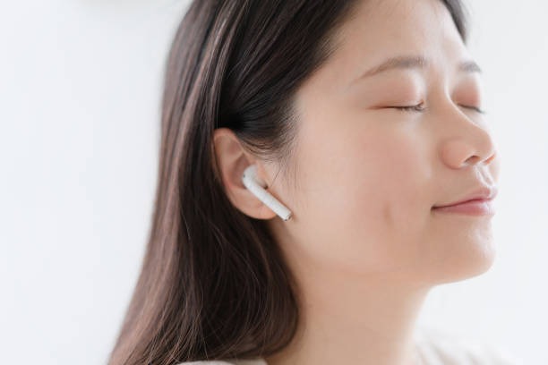 Modern Travelers Prefer M95 Translator Earbuds for Translation